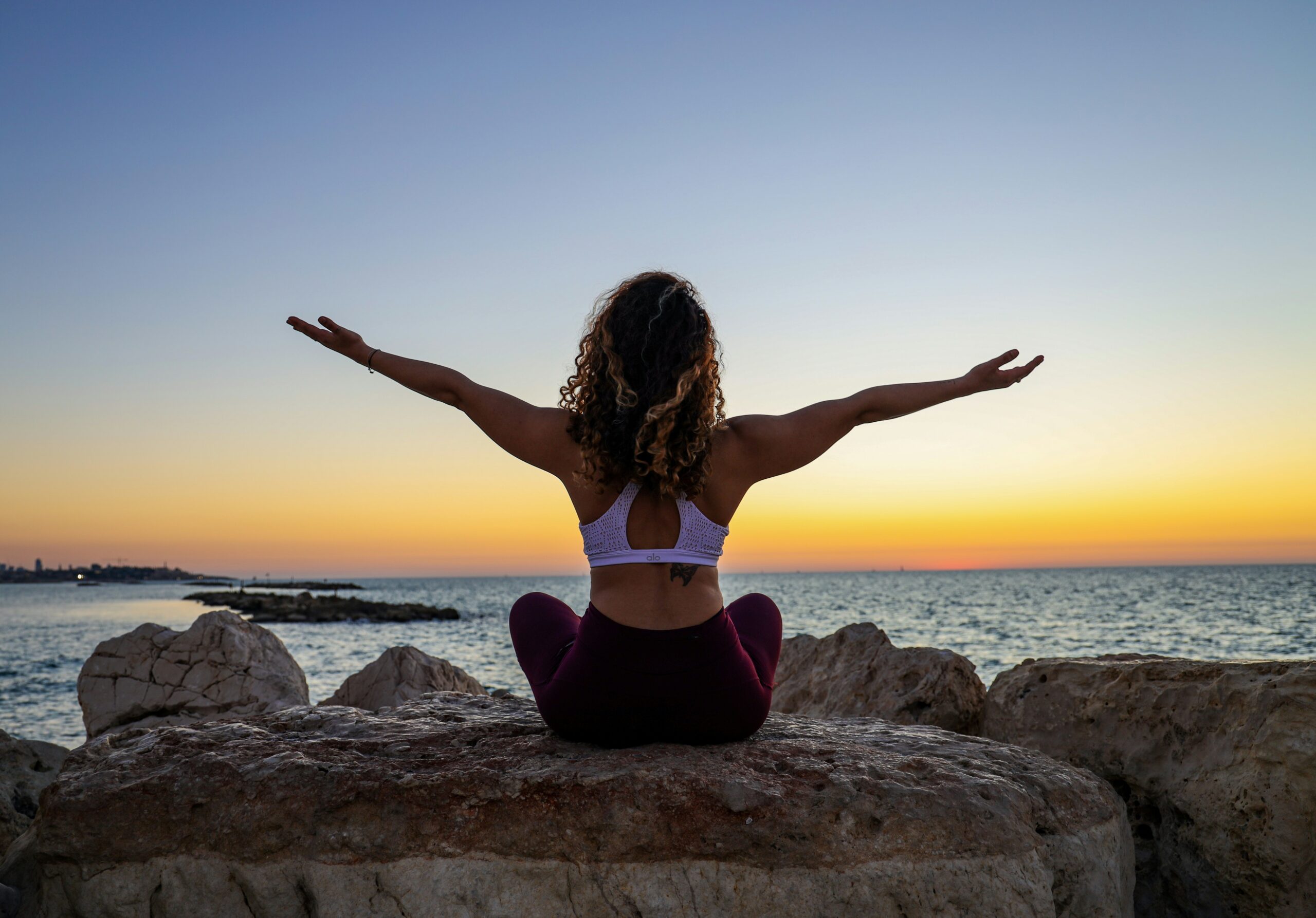 Wanita menjalani gaya hidup wellness mewujudkan beauty from within