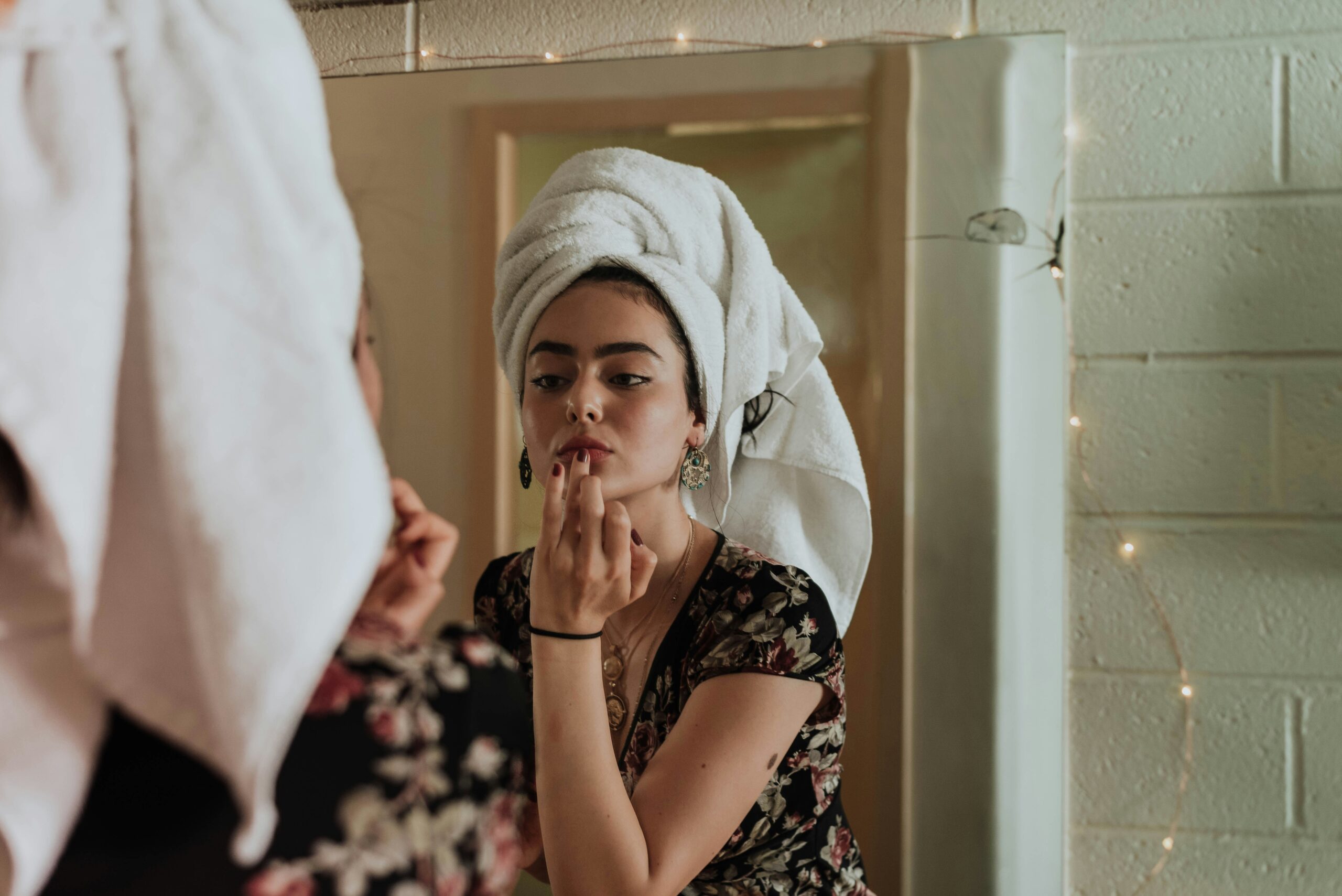 Wanita menjalani rutinitas perawatan kulit wajah untuk hasil maksimal
