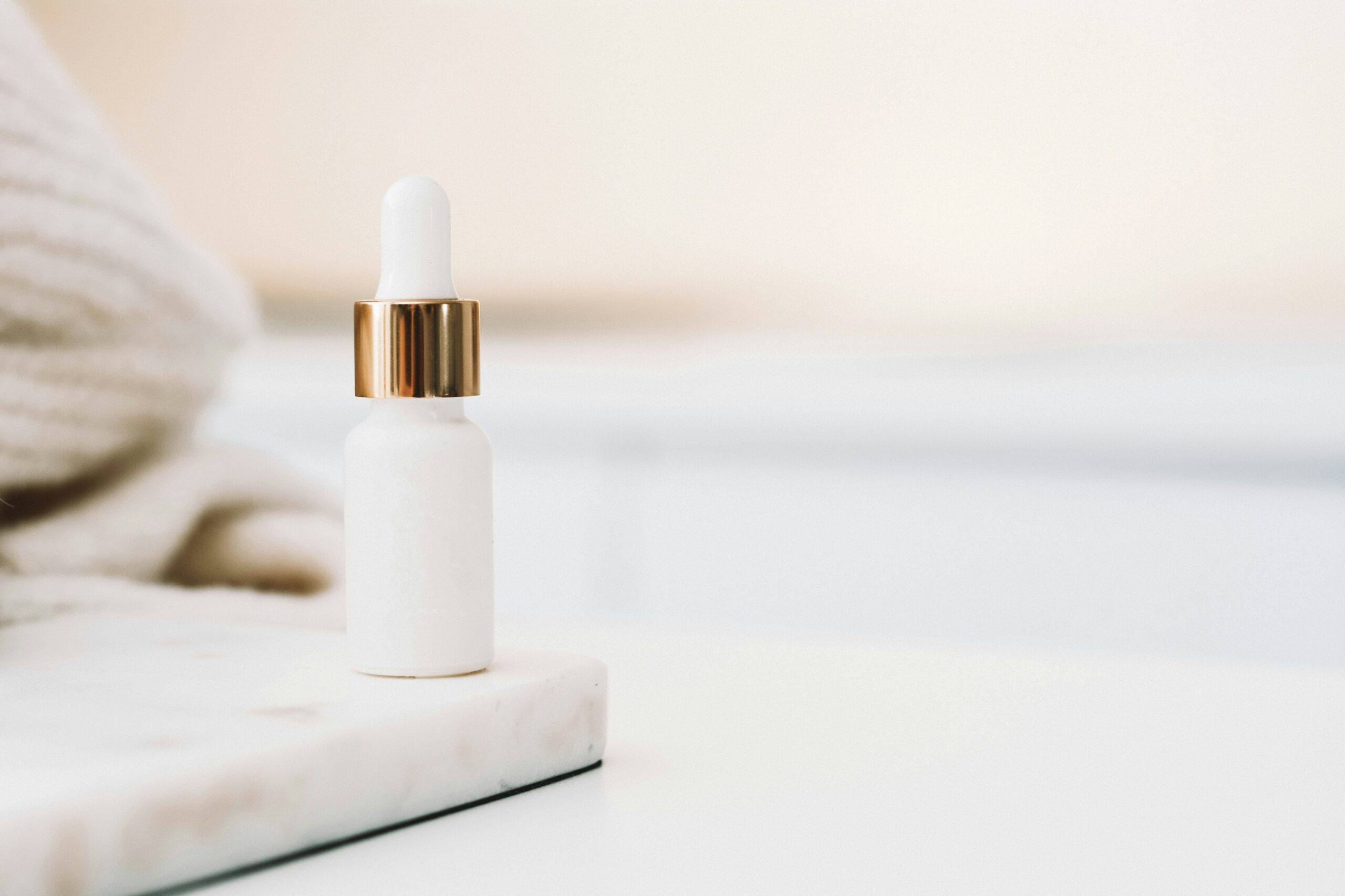 Produk skincare topikal yang bekerja dari luar melengkapi kolagen dari dalam