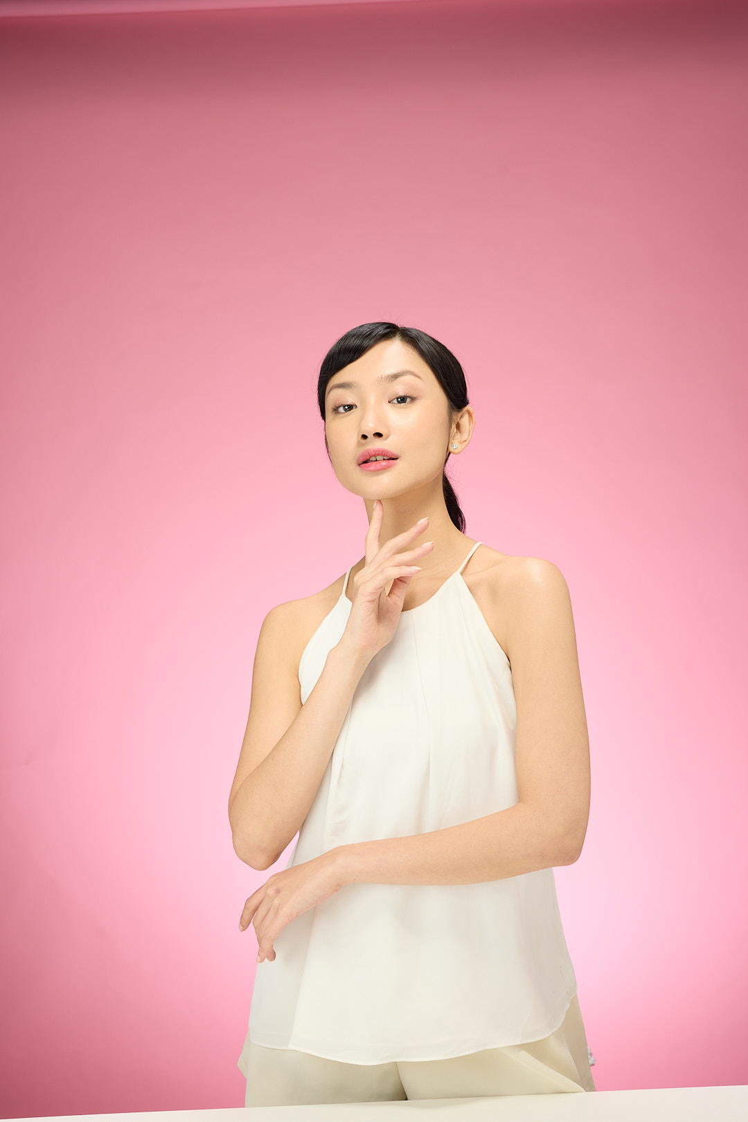 Model memegang DVN Collagen dengan kulit sehat