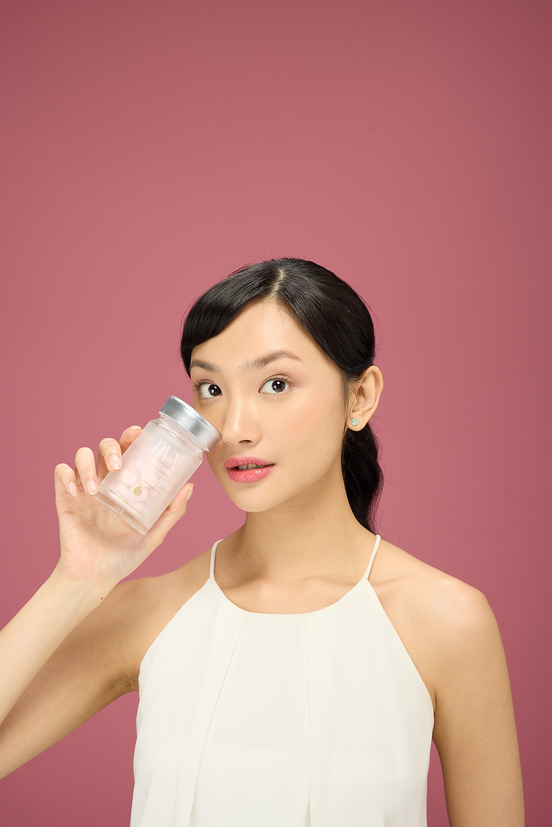 Model dengan produk DVN Collagen tampil percaya diri
